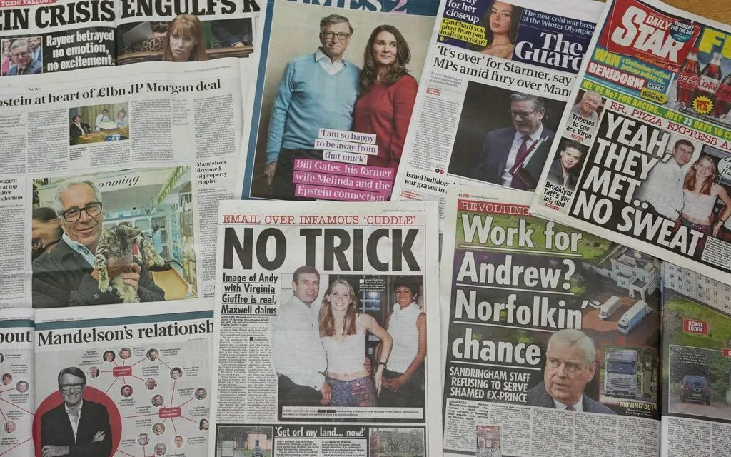 Báo chí Anh tràn ngập các bài báo về vụ Hồ sơ Epstein, ngày 5/2/2026 (Ảnh: AP)