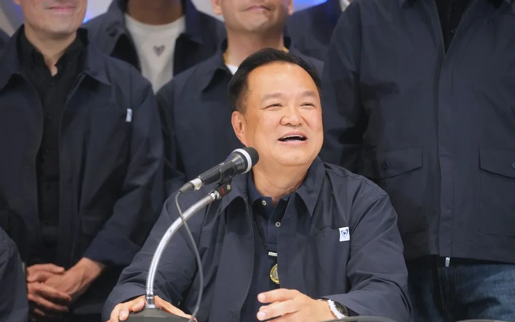 Thủ tướng Thái Lan, lãnh đạo Đảng Tự hào Thái Lan - ông Anutin Charnvirakul phát biểu tại họp báo sau tổng tuyển cử ở Bangkok ngày 8/2/2026 (Ảnh: AP)