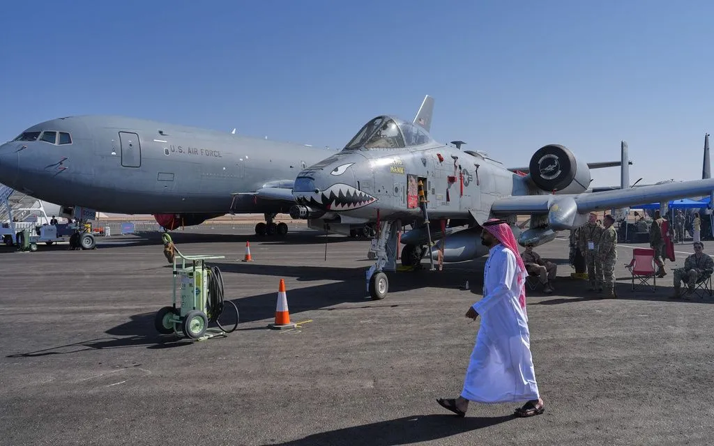 Khách tham quan đi qua máy bay cường kích A-10 Thunderbolt II của Không quân Mỹ trưng bày tại Triển lãm Quốc phòng thế giới ở Riyadh ngày 8/2/2026. (Ảnh: AP)