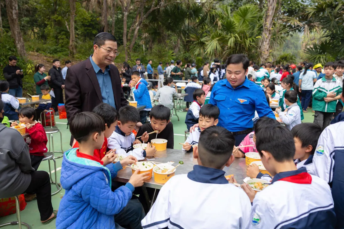3.000 suất qu&agrave; đến với b&agrave; con miền n&uacute;i ph&iacute;a Bắc trong h&agrave;nh tr&igrave;nh &ldquo;Xu&acirc;n gắn kết, Tết y&ecirc;u thương&rdquo;  - Ảnh 6.