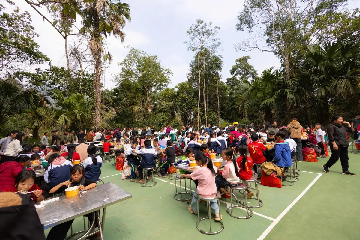 3.000 suất qu&agrave; đến với b&agrave; con miền n&uacute;i ph&iacute;a Bắc trong h&agrave;nh tr&igrave;nh &ldquo;Xu&acirc;n gắn kết, Tết y&ecirc;u thương&rdquo;  - Ảnh 5.