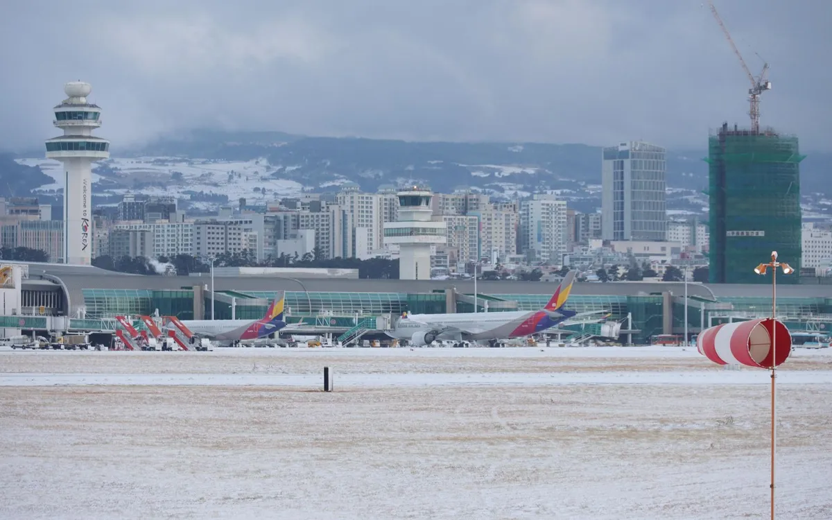 Tuyết rơi dày đặc trên đường băng của sân bay quốc tế Jeju ngày 8/2 (Ảnh: Yonhap)