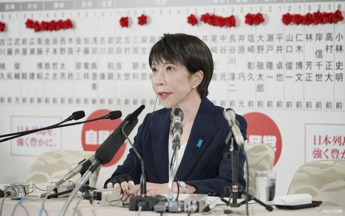 Chủ tịch LDP - Thủ tướng Takaichi Sanae họp báo sau thắng lợi trong bầu cử đêm 8/2/2026. (Ảnh: Jiji Press)