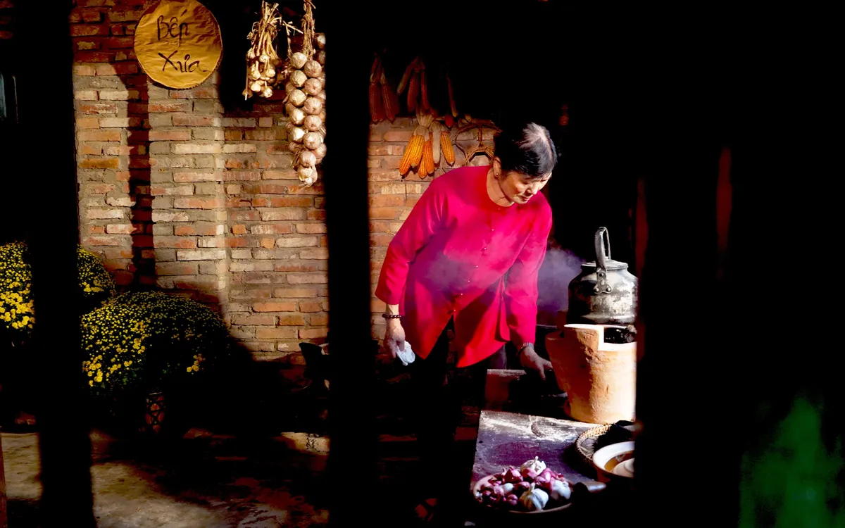 Ký ức lò đất Lư Cấm và tục thay bếp ngày giáp Tết vẫn âm ỉ giữ ấm hồn người nơi phố biển.