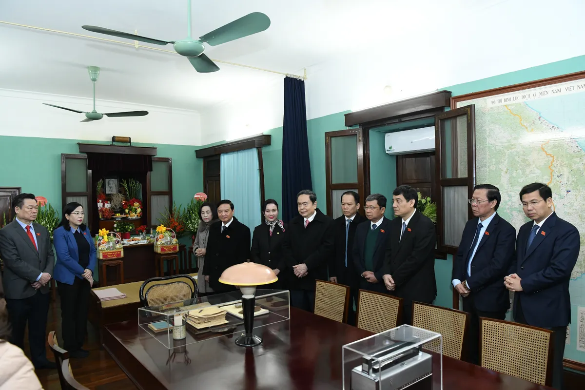 Chủ tịch Quốc hội Trần Thanh Mẫn d&acirc;ng hương tưởng nhớ Chủ tịch Hồ Ch&iacute; Minh tại Nh&agrave; 67 - Ảnh 1.