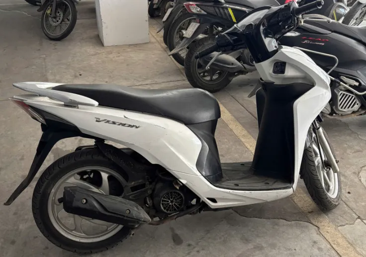 Nh&oacute;m thanh thiếu ni&ecirc;n xịt hơi cay, n&eacute;m vỏ chai bia tấn c&ocirc;ng người đi đường cướp xe m&aacute;y- Ảnh 1.