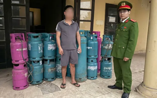 Đối tượng cùng tang vật tại trụ sở Công an xã