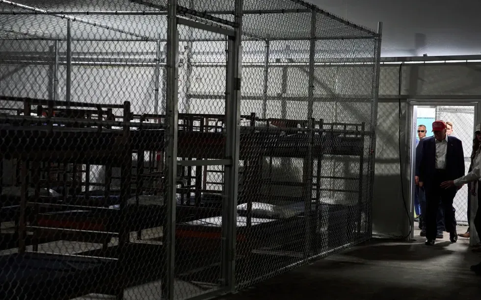 Tổng thống Donald Trump thăm “Nhà tù cá sấu” Alcatraz - một cơ sở giam giữ người di cư mới tại Trung tâm Huấn luyện và Chuyển tiếp Dade-Collier, tại Ochopee, bang Florida, ngày 1/7/2025 (Ảnh: AP)