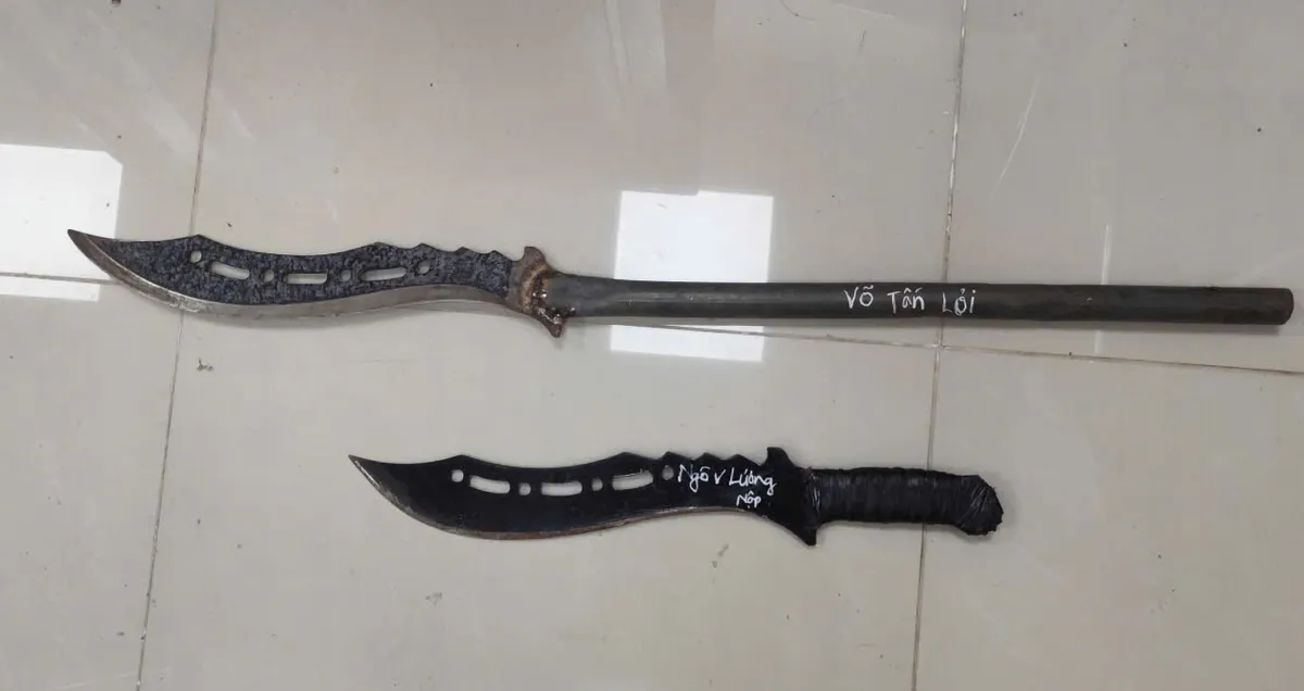 Khởi tố 9 thanh thiếu niên mang dao đi chém nhau rồi cướp xe ở An Giang- Ảnh 2. Khởi tố 9 thanh thiếu niên mang dao đi chém nhau rồi cướp xe ở An Giang- Ảnh 2.