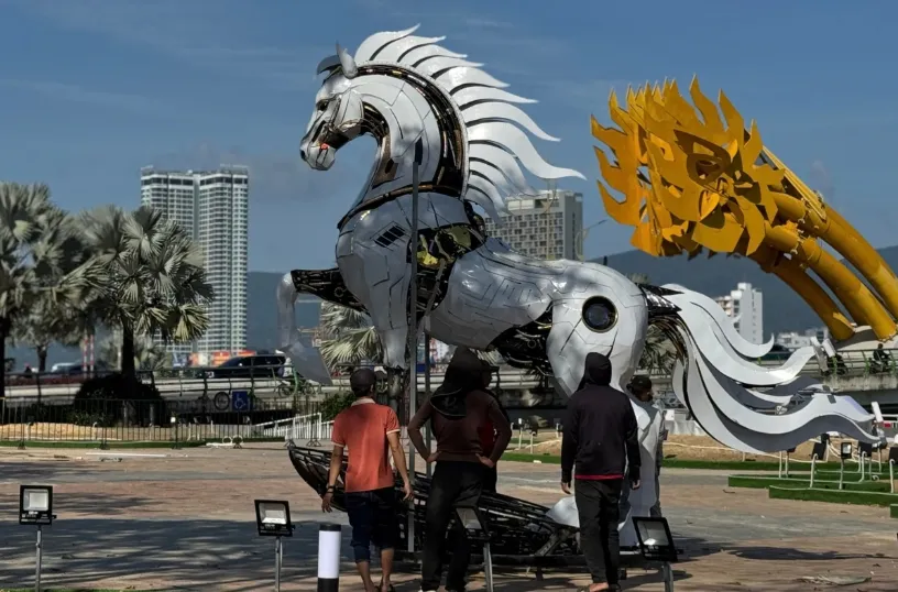 Độc đ&aacute;o linh vật ngựa gh&eacute;p từ t&ecirc;n 94 x&atilde;, phường, đặc khu ở Đ&agrave; Nẵng - Ảnh 2.