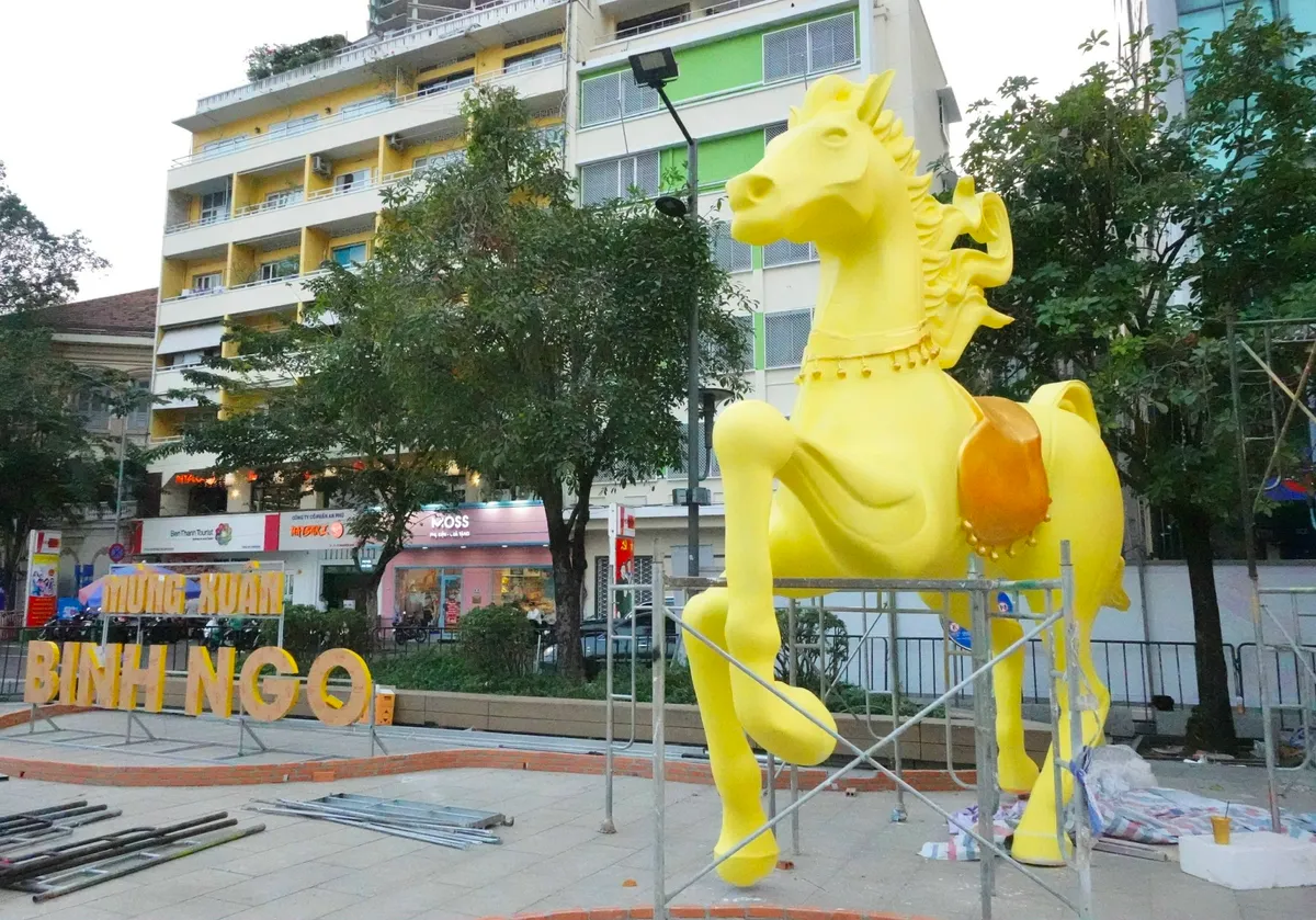 Lộ diện linh vật ngựa khổng lồ tại đường hoa Nguyễn Huệ- Ảnh 10.