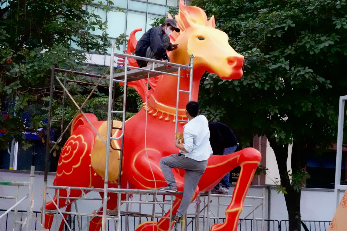 Lộ diện linh vật ngựa khổng lồ tại đường hoa Nguyễn Huệ- Ảnh 11.