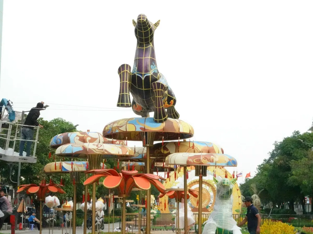 Lộ diện linh vật ngựa khổng lồ tại đường hoa Nguyễn Huệ- Ảnh 6.