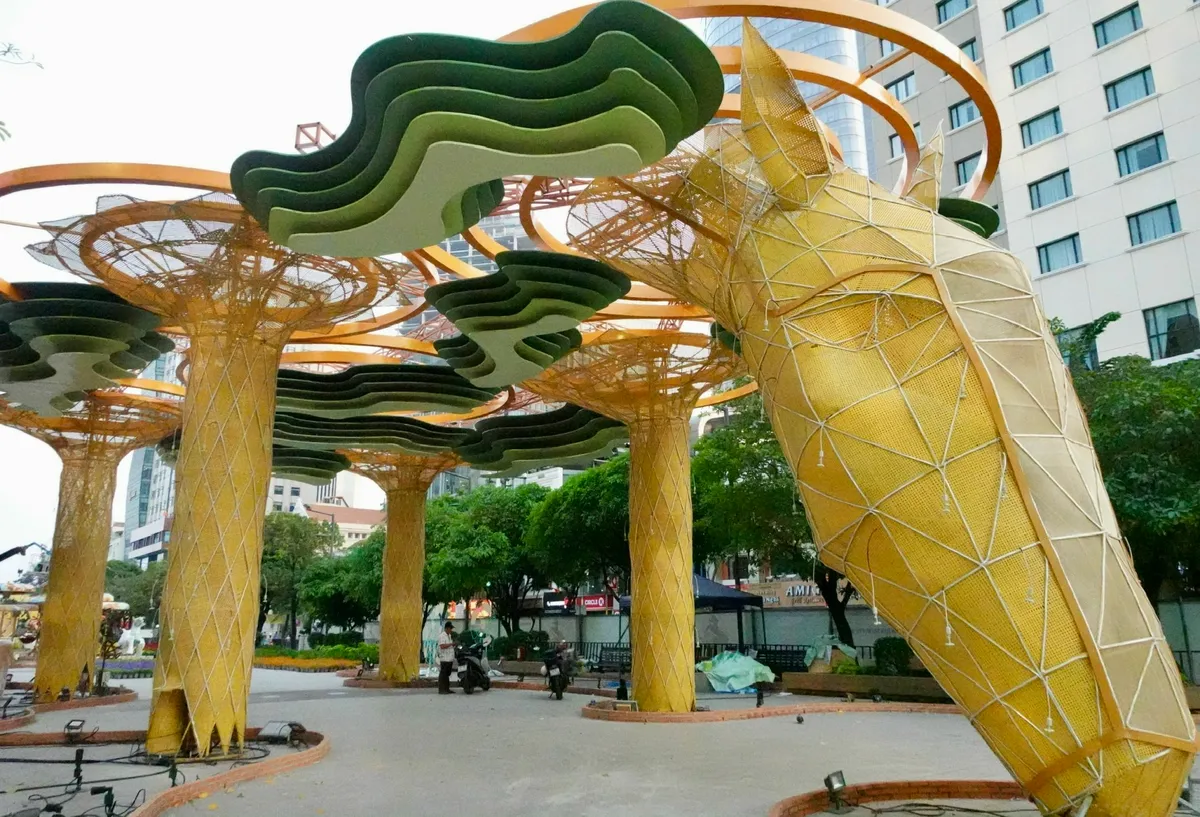 Lộ diện linh vật ngựa khổng lồ tại đường hoa Nguyễn Huệ- Ảnh 5.