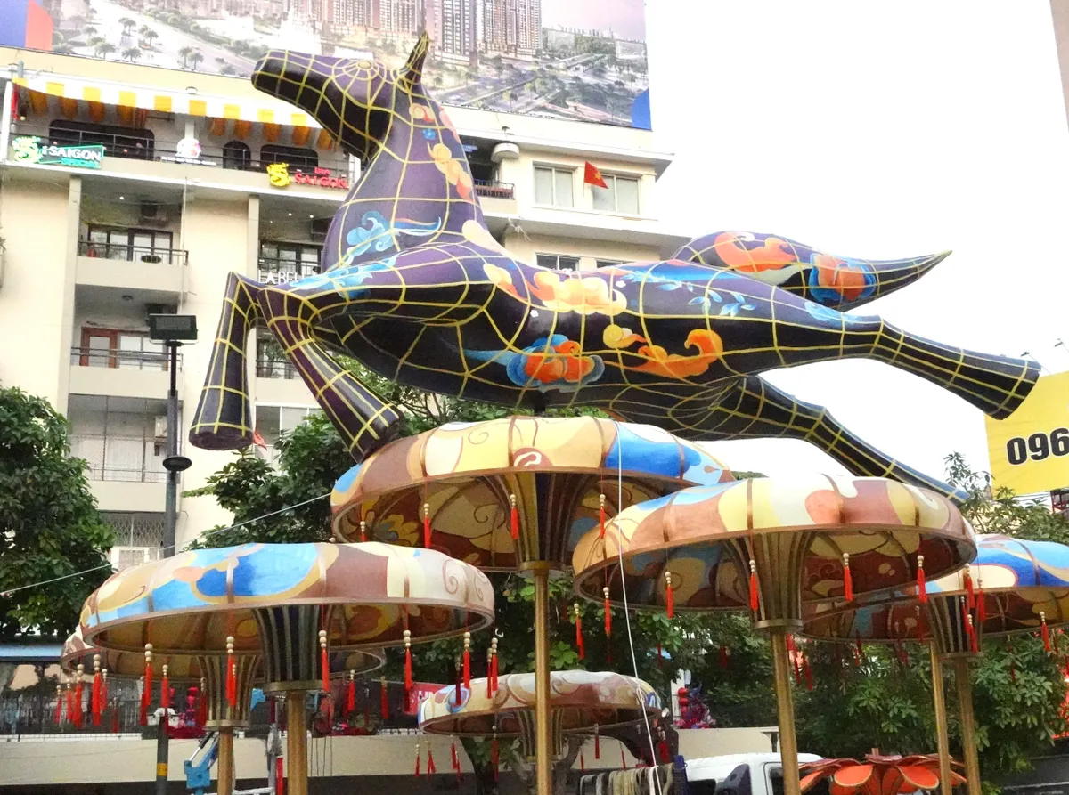 Lộ diện linh vật ngựa khổng lồ tại đường hoa Nguyễn Huệ- Ảnh 7.