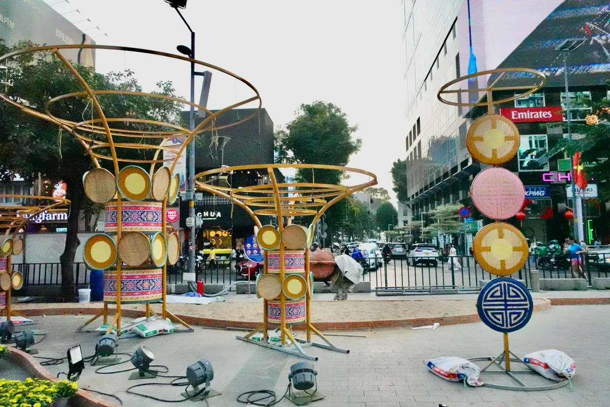 Lộ diện linh vật ngựa khổng lồ tại đường hoa Nguyễn Huệ- Ảnh 15.