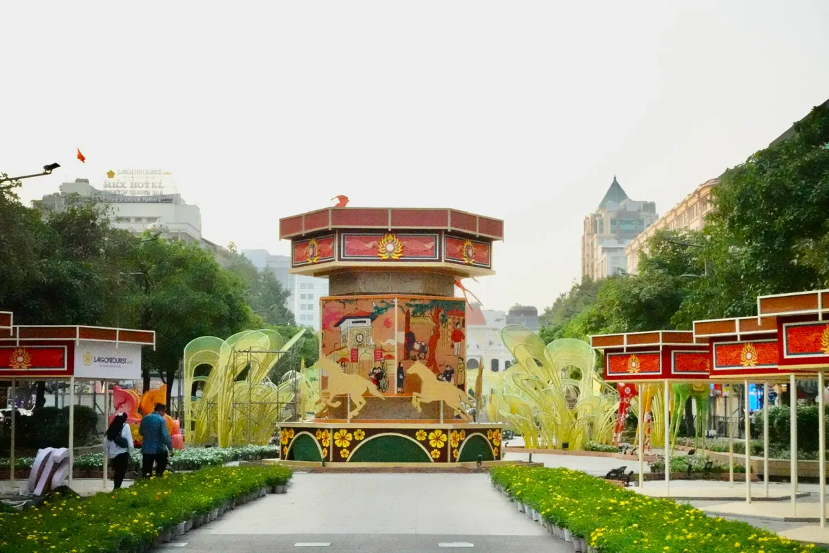 Lộ diện linh vật ngựa khổng lồ tại đường hoa Nguyễn Huệ- Ảnh 3.