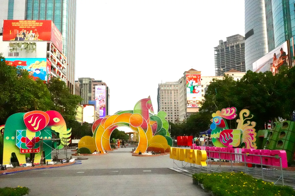 Lộ diện linh vật ngựa khổng lồ tại đường hoa Nguyễn Huệ- Ảnh 12.