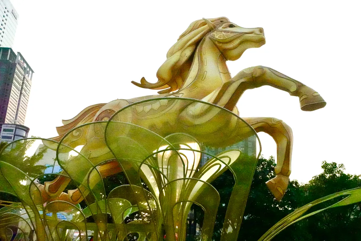 Lộ diện linh vật ngựa khổng lồ tại đường hoa Nguyễn Huệ- Ảnh 2.