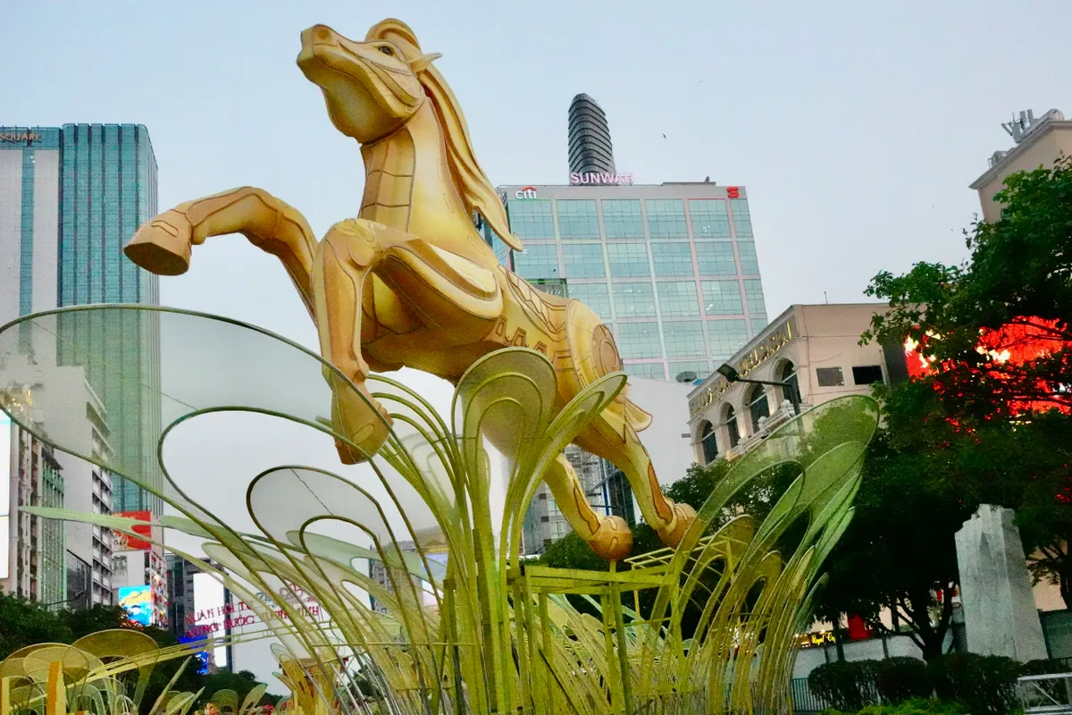 Lộ diện linh vật ngựa khổng lồ tại đường hoa Nguyễn Huệ- Ảnh 1.