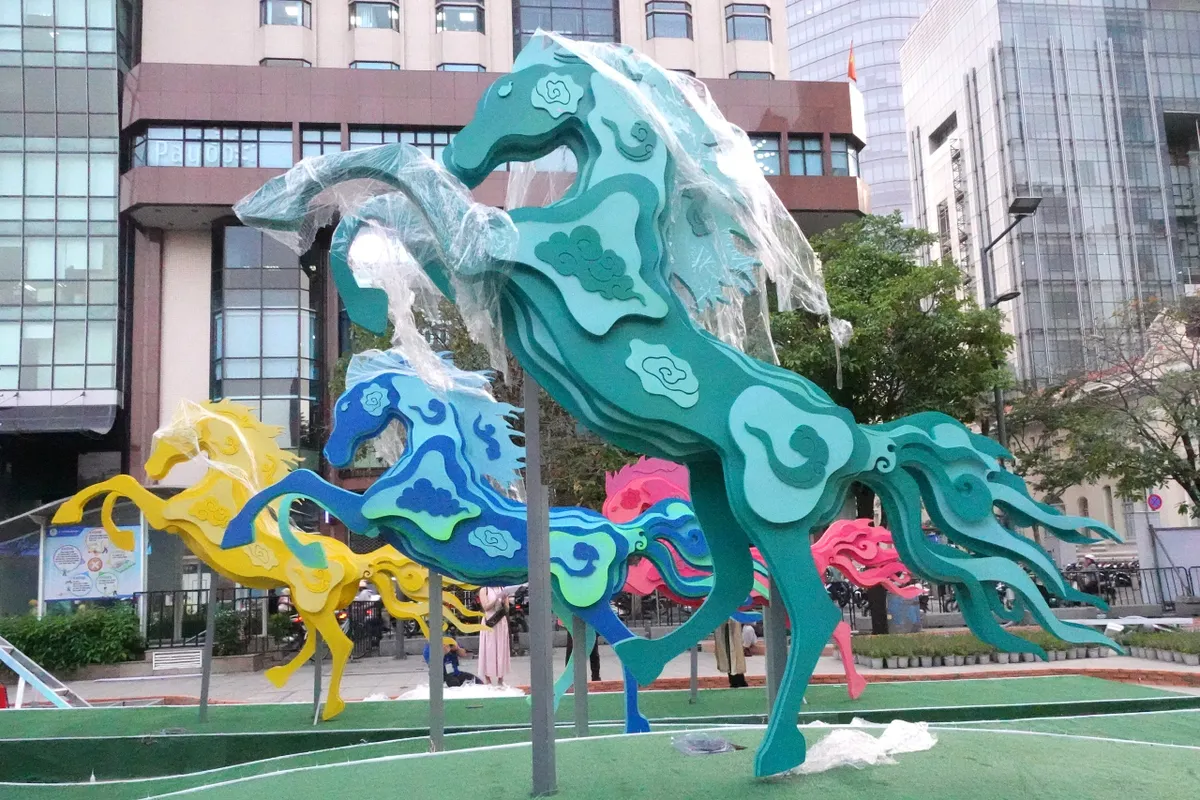 Lộ diện linh vật ngựa khổng lồ tại đường hoa Nguyễn Huệ- Ảnh 8.