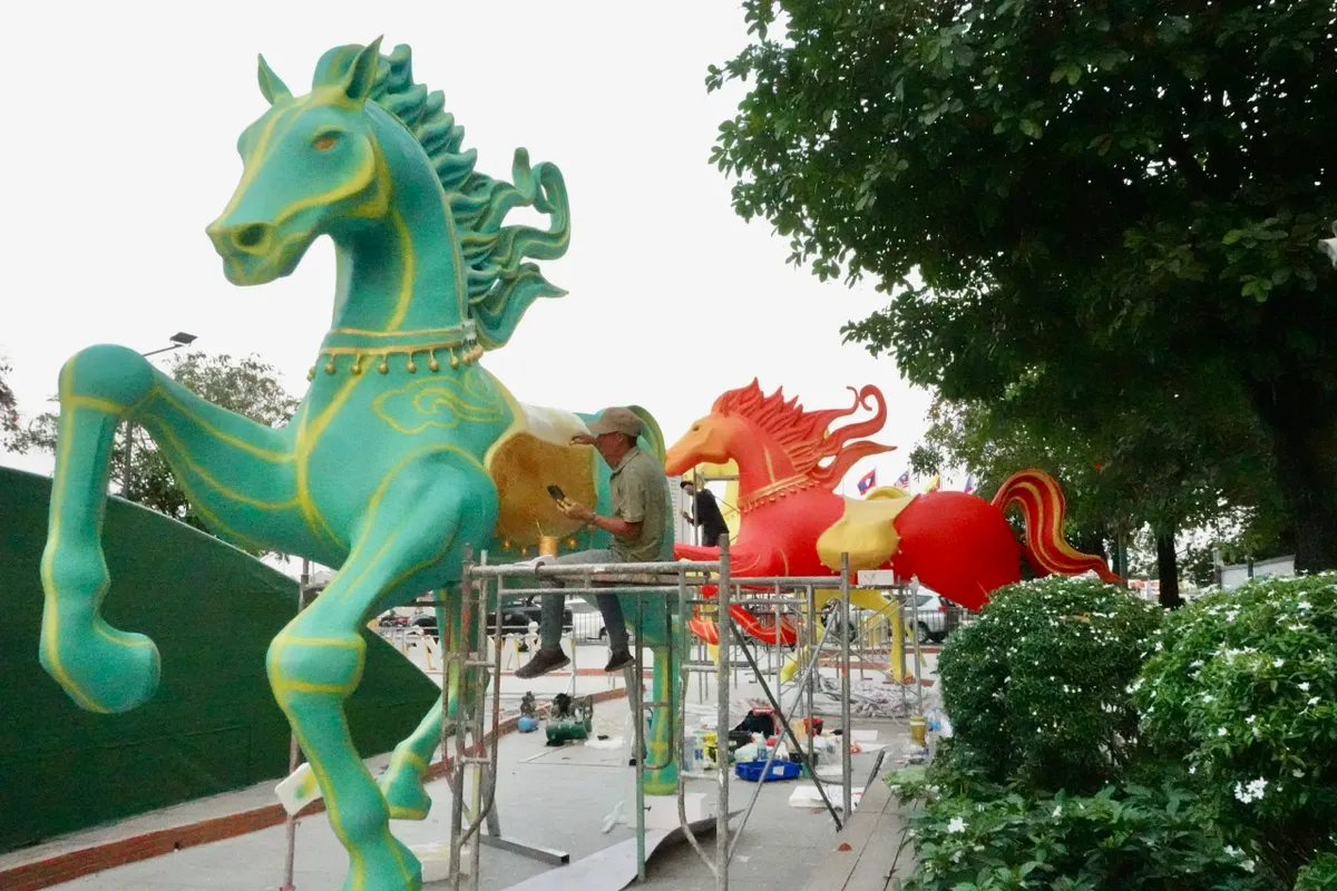 Lộ diện linh vật ngựa khổng lồ tại đường hoa Nguyễn Huệ- Ảnh 9.
