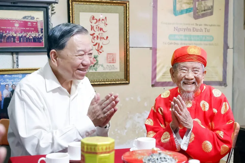Tổng B&iacute; thư T&ocirc; L&acirc;m ch&uacute;c Tết nh&agrave; nghi&ecirc;n cứu 106 tuổi Nguyễn Đ&igrave;nh Tư - Ảnh 1.