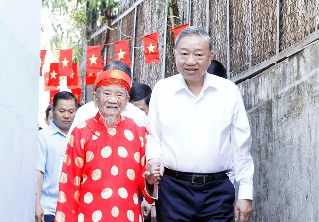 Tổng B&iacute; thư T&ocirc; L&acirc;m ch&uacute;c Tết nh&agrave; nghi&ecirc;n cứu 106 tuổi Nguyễn Đ&igrave;nh Tư - Ảnh 2.