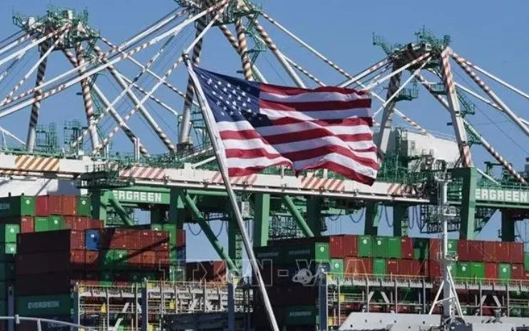 Vận chuyển hàng hóa tại Cảng Long Beach ở Los Angeles, bang California, Mỹ. Ảnh: AFP/TTXVN