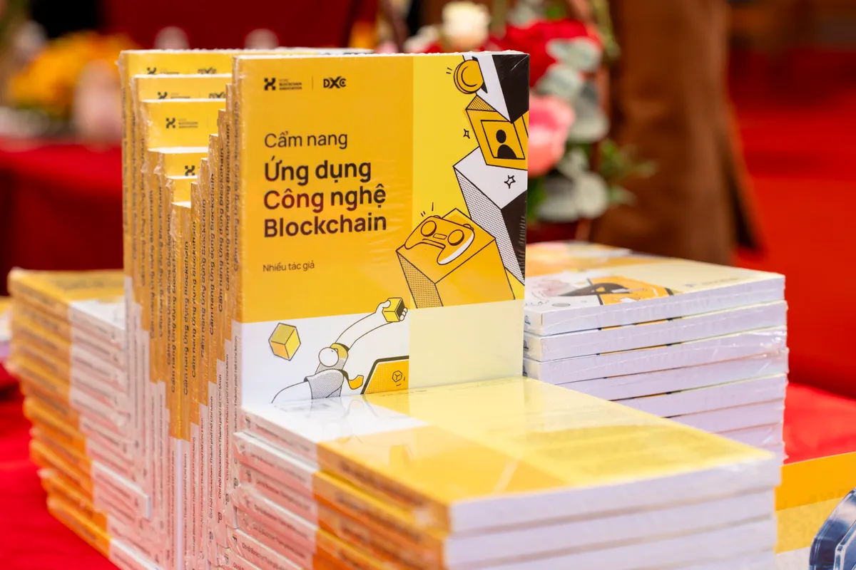Ra mắt s&aacute;ch Cẩm nang ứng dụng C&ocirc;ng nghệ Blockchain- Ảnh 1.