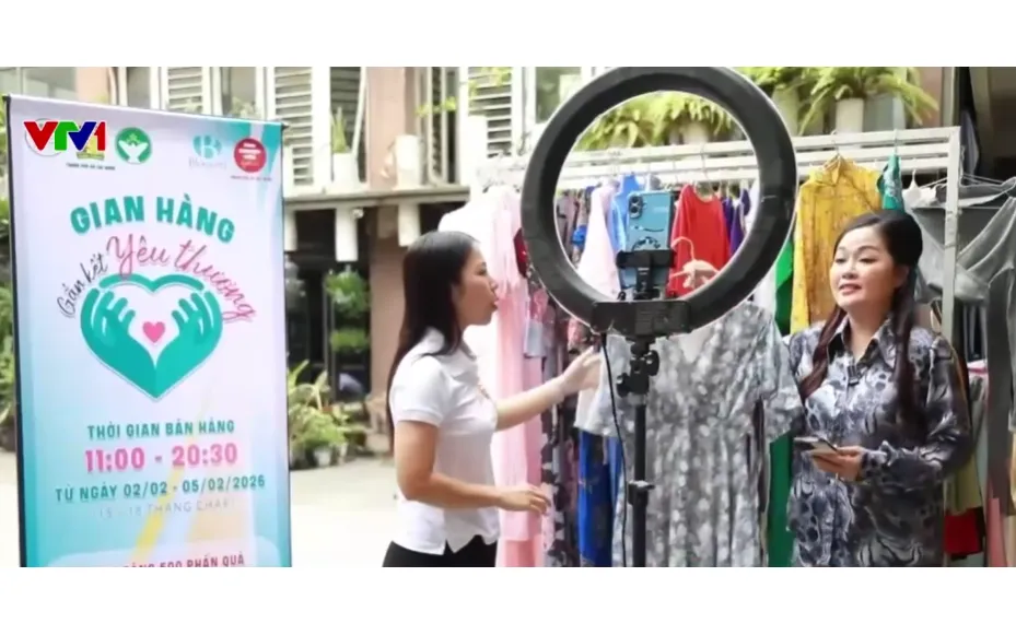 Nghệ sĩ livestream b&aacute;n h&agrave;ng gi&uacute;p trẻ mồ v&ocirc;i v&igrave; COVID-19 v&agrave; bệnh nhi ung thư - Ảnh 1.