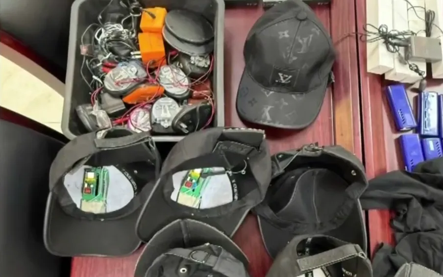 Mũ lưỡi trai gắn thiết bị điện tử báo rung.