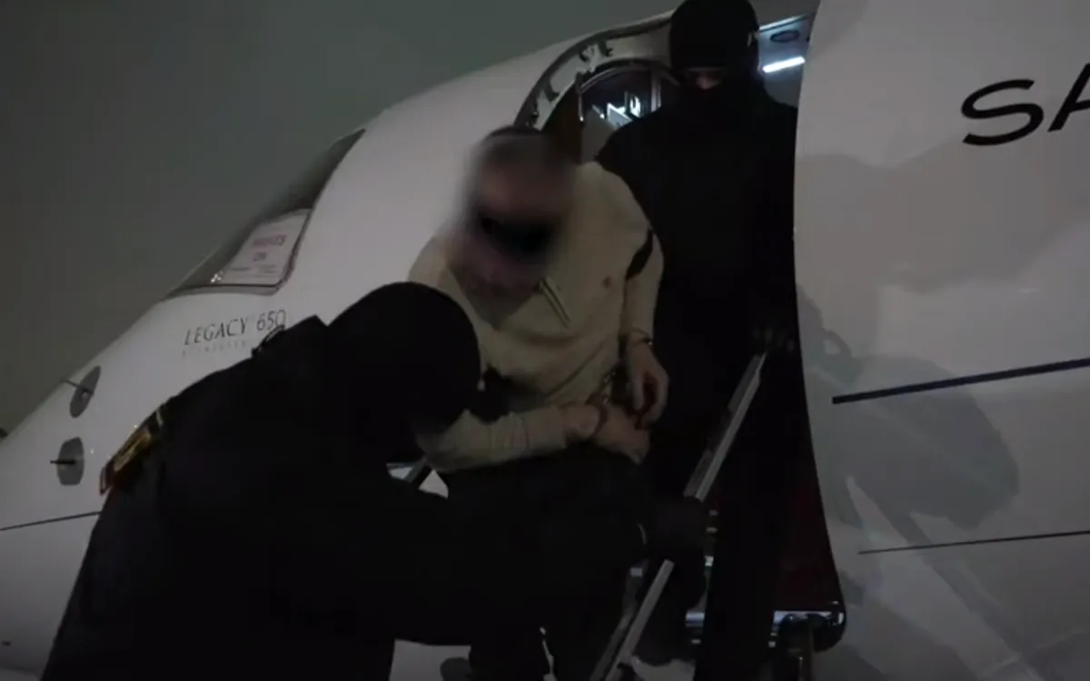 Nga dẫn độ đối tượng nghi liên quan đến vụ ám sát Trung tướng Vladimir Alexeyev về Moscow (Ảnh: TASS)