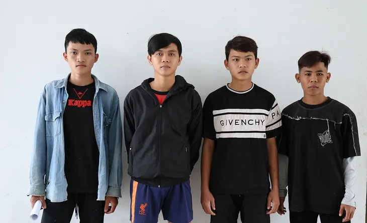 Khởi tố 9 thanh thiếu niên mang dao đi chém nhau rồi cướp xe ở An Giang- Ảnh 1. Khởi tố 9 thanh thiếu niên mang dao đi chém nhau rồi cướp xe ở An Giang- Ảnh 1.