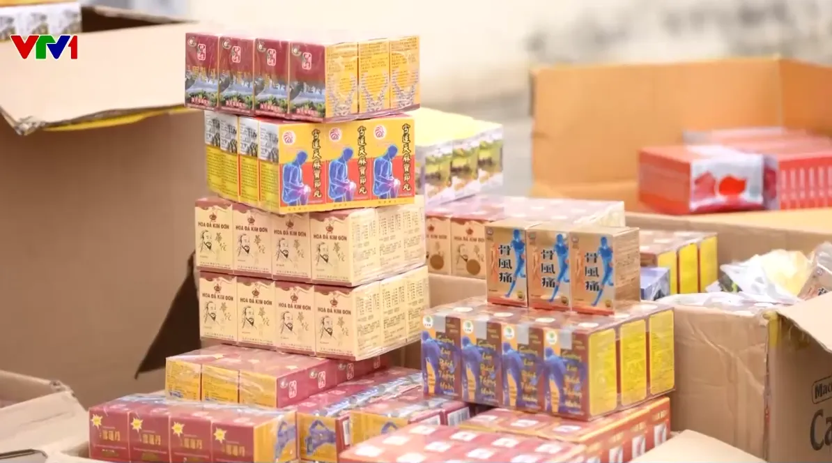 Ph&aacute;t hiện thực phẩm chức năng v&agrave; thuốc giả chứa chất cấm, ti&ecirc;u thụ ở chợ thuốc lớn tại H&agrave; Nội - Ảnh 2.