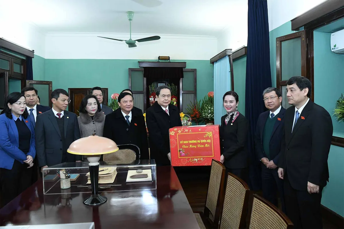 Chủ tịch Quốc hội Trần Thanh Mẫn d&acirc;ng hương tưởng nhớ Chủ tịch Hồ Ch&iacute; Minh tại Nh&agrave; 67 - Ảnh 2.