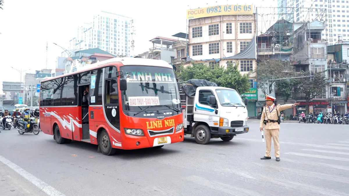 Tăng cường giữ trật tự bến xe dịp tết - Ảnh 1.