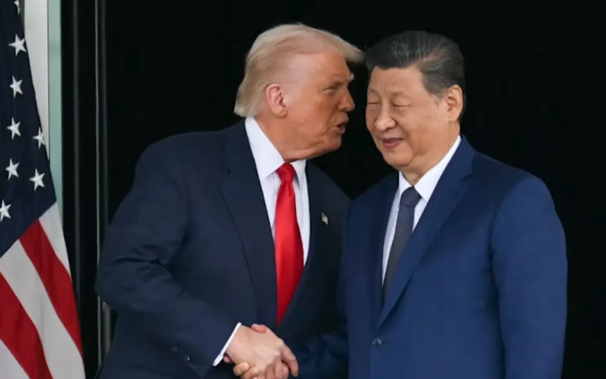 Tổng thống Mỹ Donald Trump (trái) và Chủ tịch Trung Quốc Tập Cận Bình bắt tay khi rời đi sau cuộc hội đàm tại Căn cứ Không quân Gimhae, ở Busan, Hàn Quốc vào ngày 30/10/2025 (Ảnh: AFP)