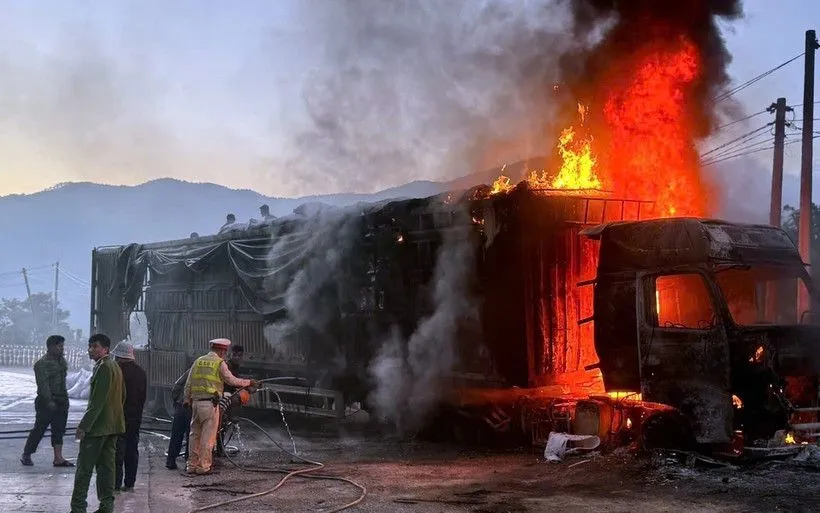 Hiện trường vụ cháy xe tải trên đèo Lò Xo. (Ảnh: TTXVN)