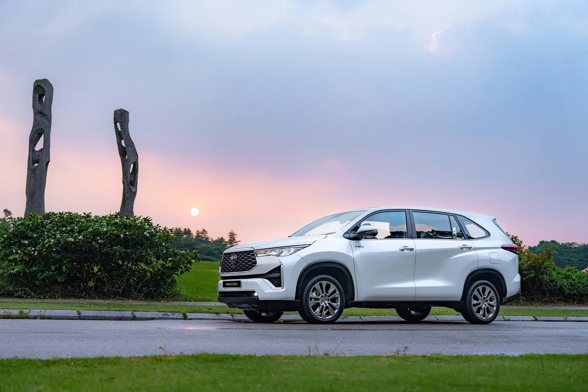 Chiến lược xanh h&oacute;a giao th&ocirc;ng: Từ cuộc c&aacute;ch mạng nhi&ecirc;n liệu E10 đến đ&ograve;n bẩy thuế cho xe Hybrid- Ảnh 1.