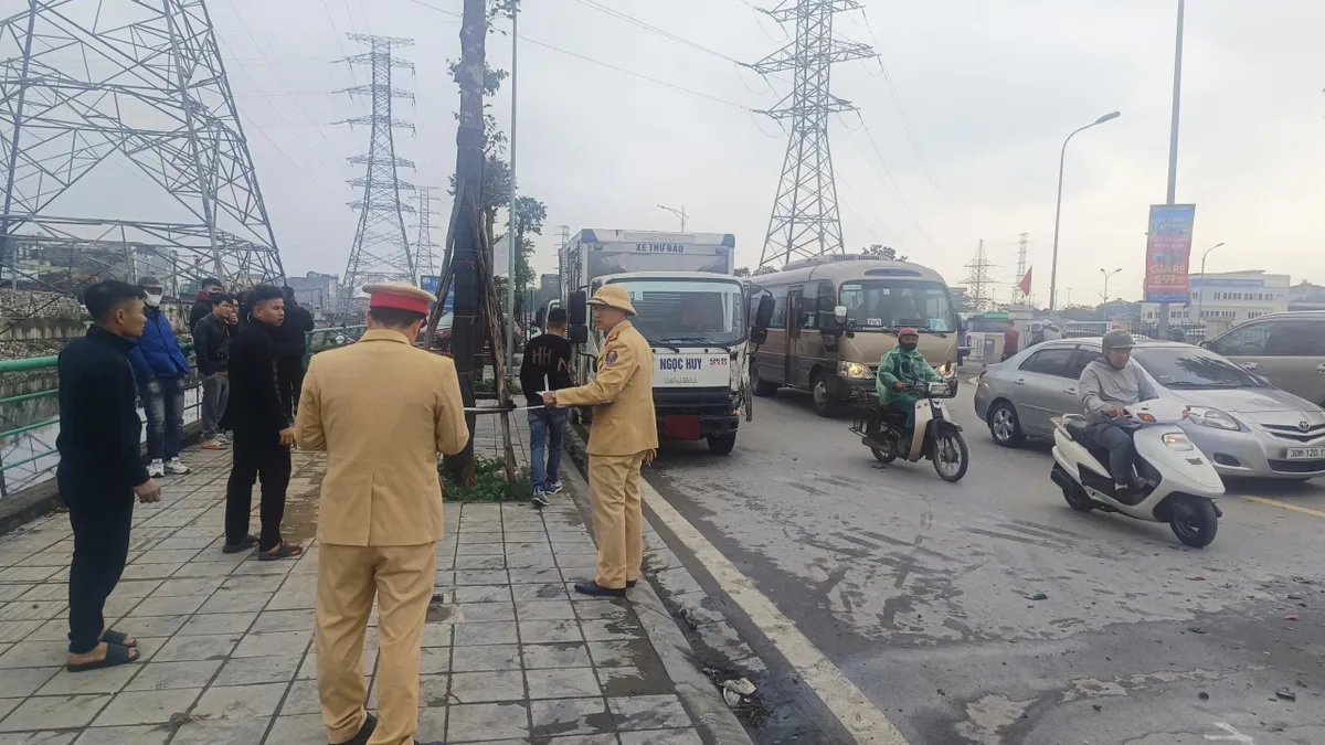 Ba &ocirc; t&ocirc; va chạm li&ecirc;n ho&agrave;n ở H&agrave; Nội, xe b&aacute;n tải biến dạng- Ảnh 2.