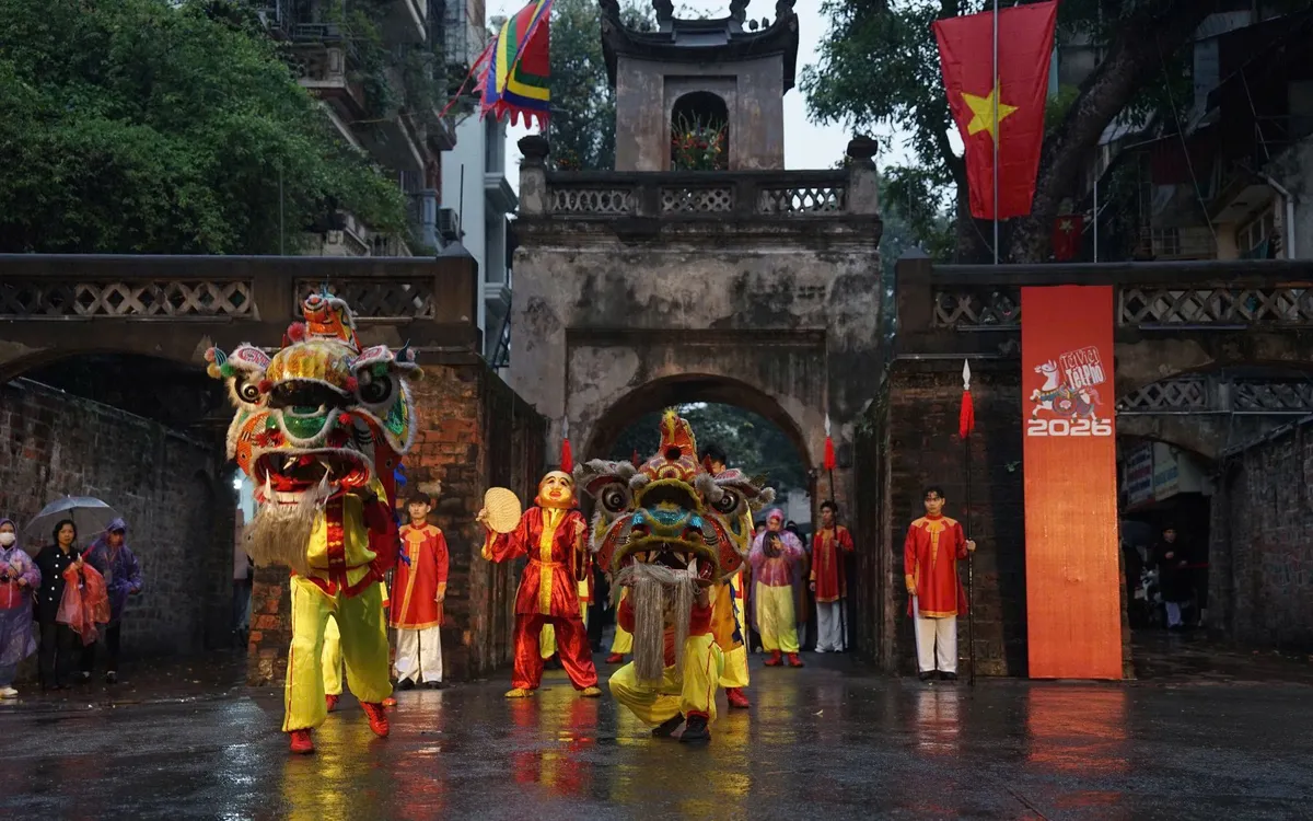 Múa sư tử trong Lễ Khai môn (Lễ Mở cửa Ô) chào đón năm mới