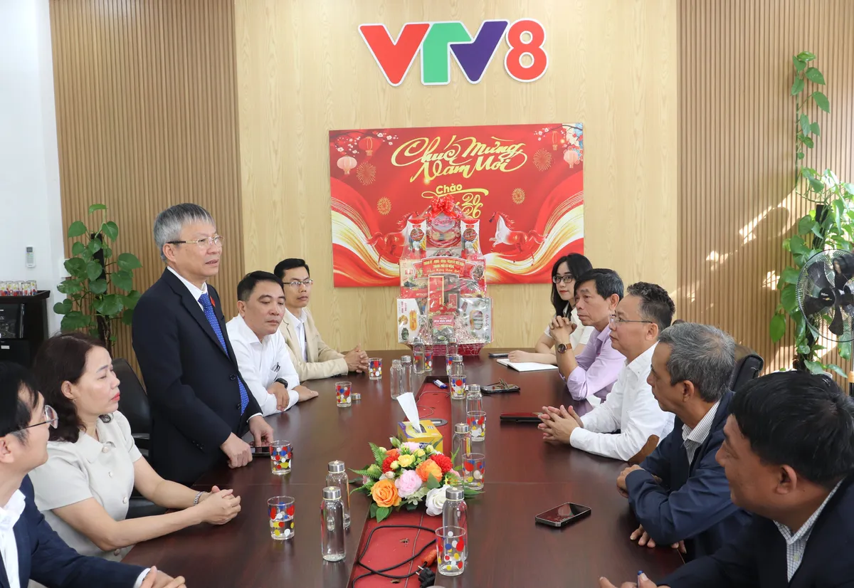 Ph&oacute; B&iacute; thư Th&agrave;nh ủy, Chủ tịch HĐND th&agrave;nh phố Đ&agrave; Nẵng Nguyễn Đức Dũng thăm, ch&uacute;c Tết VTV8- Ảnh 1.