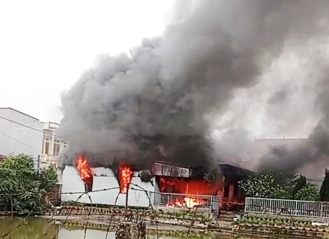 Ch&aacute;y kho l&agrave;m nến tại nh&agrave; t&igrave;nh thương ở Bắc Ninh, khoảng 80m&sup2; bị thi&ecirc;u rụi  - Ảnh 1.