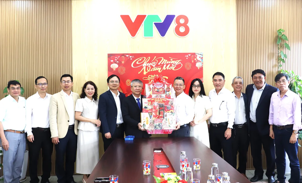 Ph&oacute; B&iacute; thư Th&agrave;nh ủy, Chủ tịch HĐND th&agrave;nh phố Đ&agrave; Nẵng Nguyễn Đức Dũng thăm, ch&uacute;c Tết VTV8- Ảnh 2.