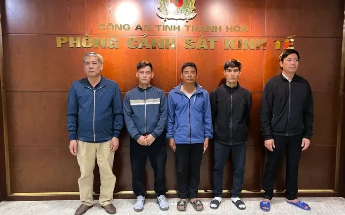 5 người đàn ông gom heo mắc bệnh dịch tả heo Châu Phi mang bán kiếm lời bị khởi tố. Ảnh: Công an Thanh Hóa