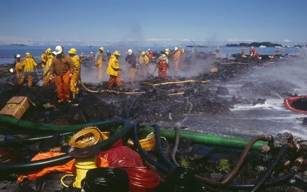 Lực lượng cứu hỏa làm sạch bờ biển Alaska sau sự cố tràn dầu Exxon Valdez năm 1989 (Ảnh: Getty Images)