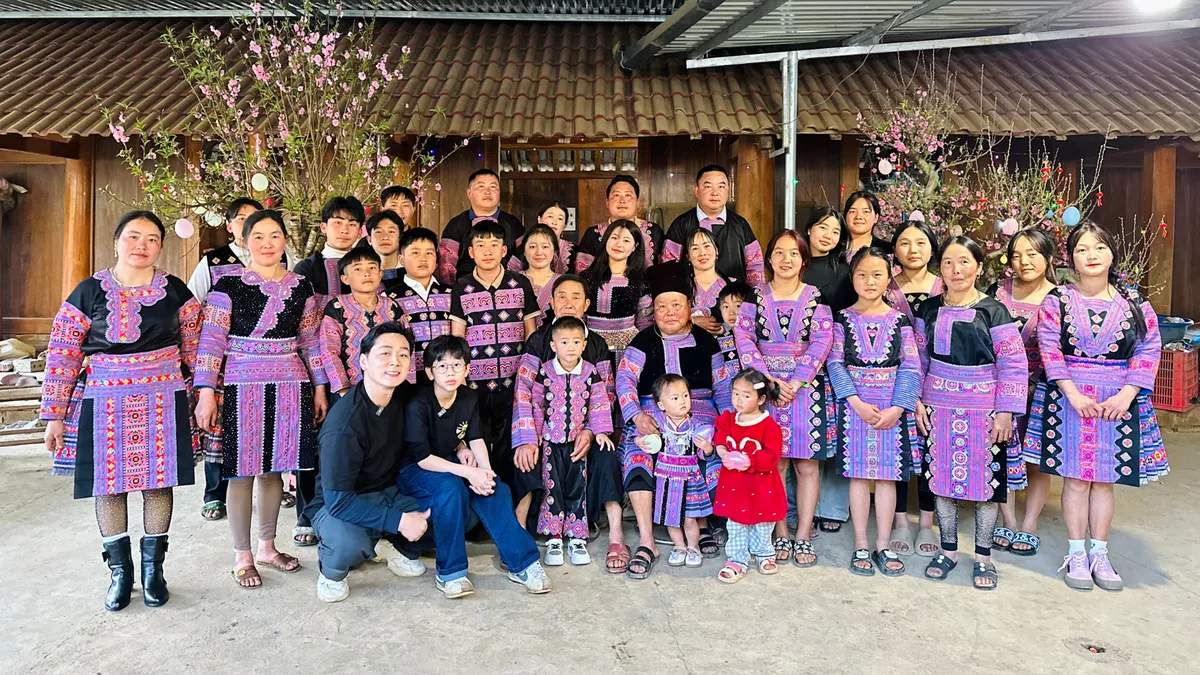 Tết người M&ocirc;ng ở Pa Ph&aacute;ch Mộc Ch&acirc;u qua h&agrave;nh tr&igrave;nh trải nghiệm của bố con Đậu - Ảnh 1.