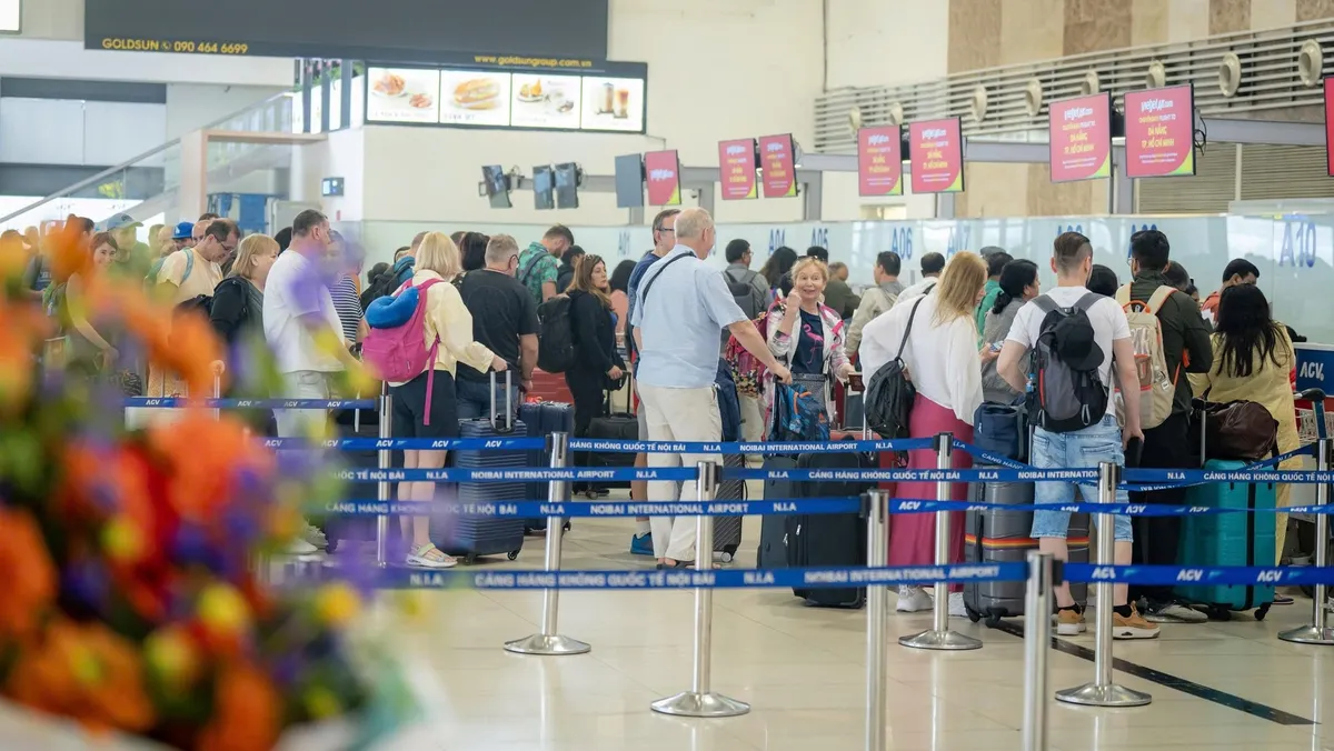 S&acirc;n bay T&acirc;n Sơn Nhất v&agrave; Nội B&agrave;i bước v&agrave;o cao điểm Tết - Ảnh 4.