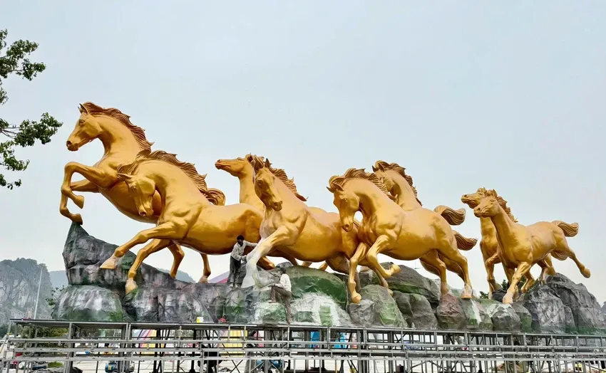 Rộn r&agrave;ng linh vật ngựa B&iacute;nh Ngọ 2026 tr&ecirc;n khắp mọi miền Tổ quốc - Ảnh 6.